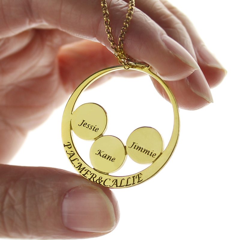 Mothers Family Name Pendant In Gold